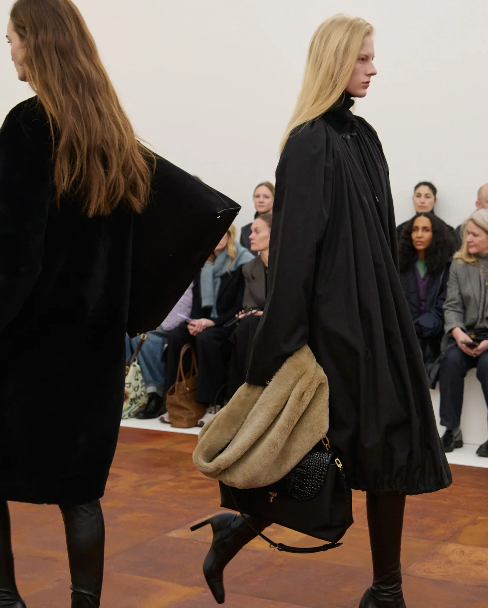 GATHERED PARACHUTE COAT / BLACK - Image 4